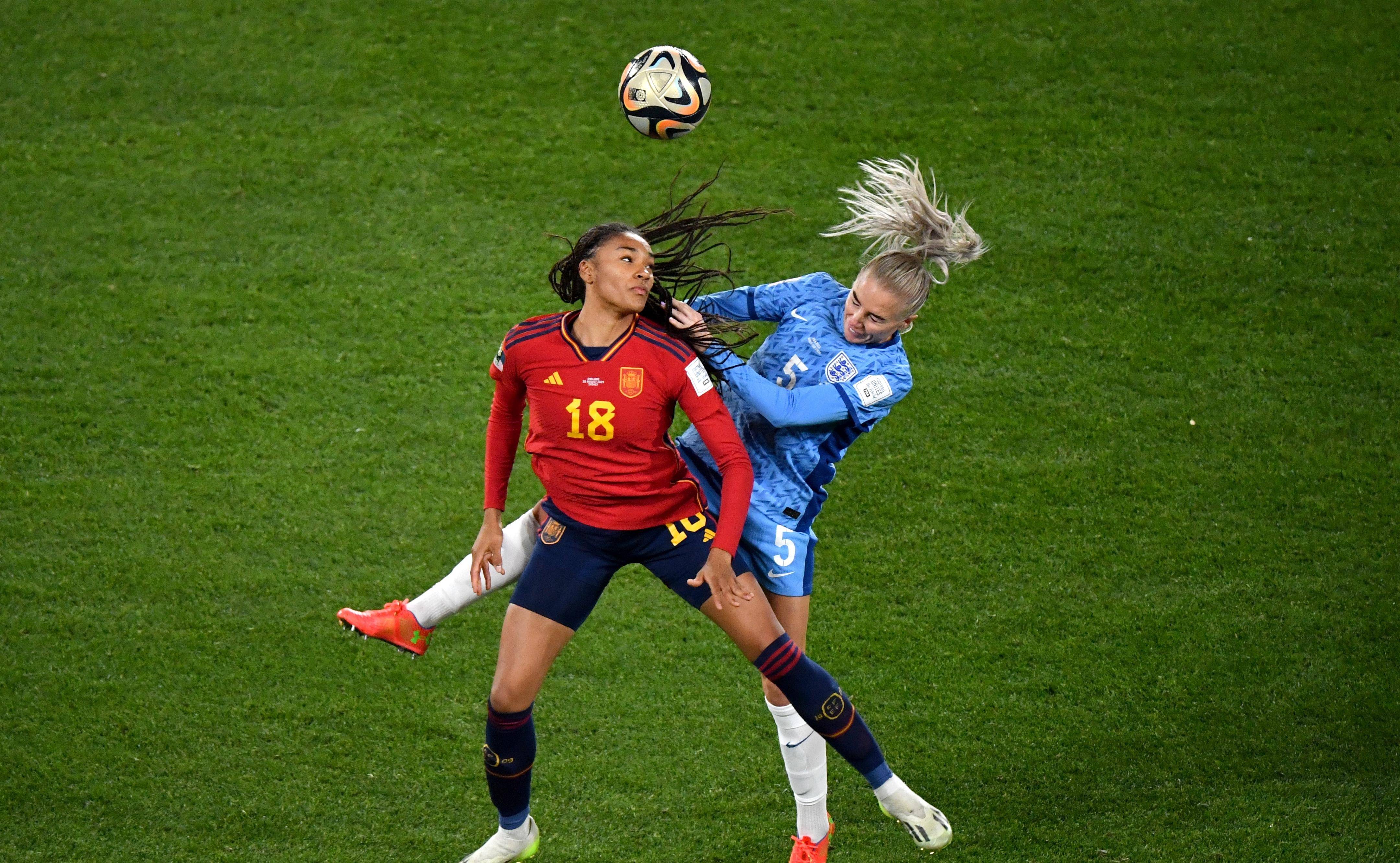 优秀女足球员在比赛中发挥出色