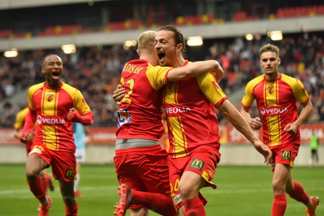 包含地窗者领衔法乙积分榜，状态火爆连胜中的词条