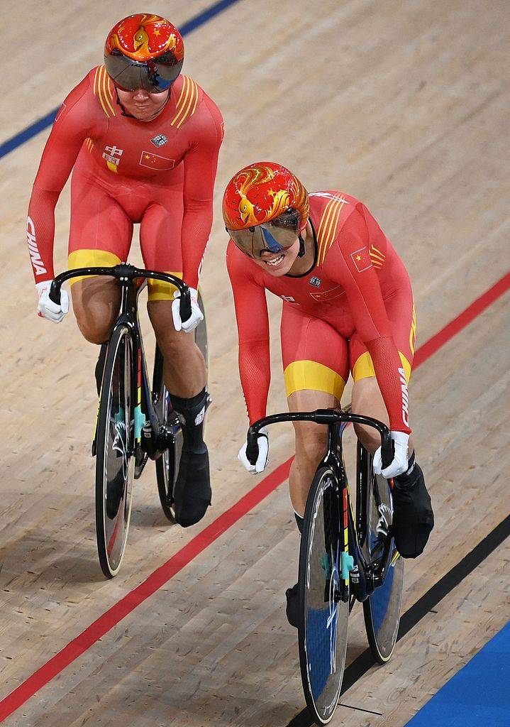 自行车选手冲刺抢先夺得场地自行车赛金牌的简单介绍 自行车选手冲刺抢先夺得场地自行车赛金牌的简单介绍