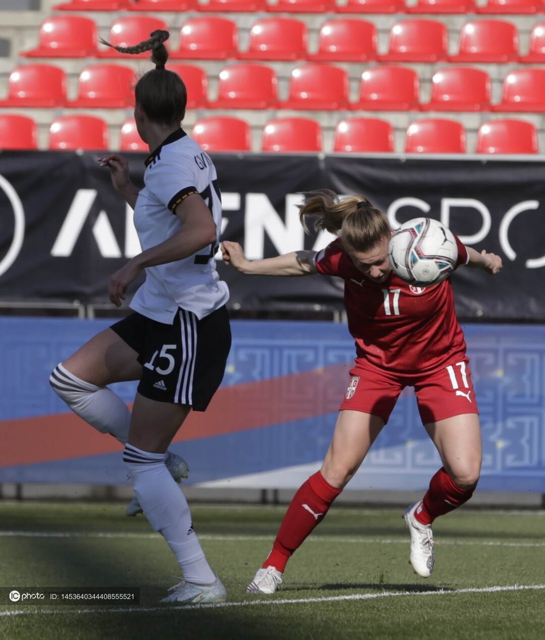 塞尔维亚女足队员在国际赛事中斩获胜利 塞尔维亚女足队员在国际赛事中斩获胜利