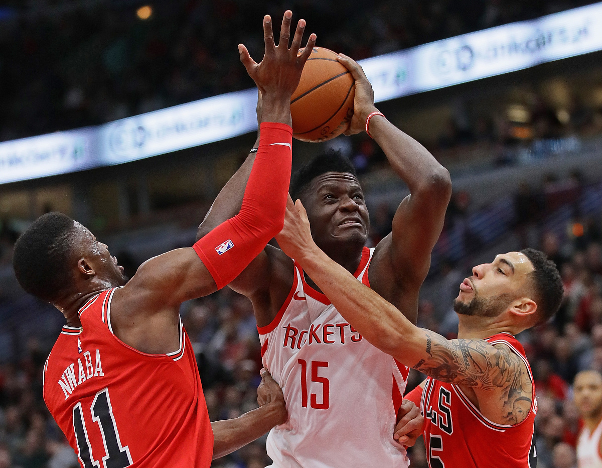 比赛中场面火爆,球员角逐激烈 比赛中场面火爆,球员角逐激烈