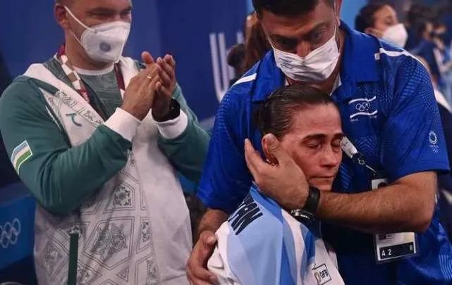 关于比分分析传奇谢幕,球迷泪洒赛场的信息 关于比分分析传奇谢幕,球迷泪洒赛场的信息