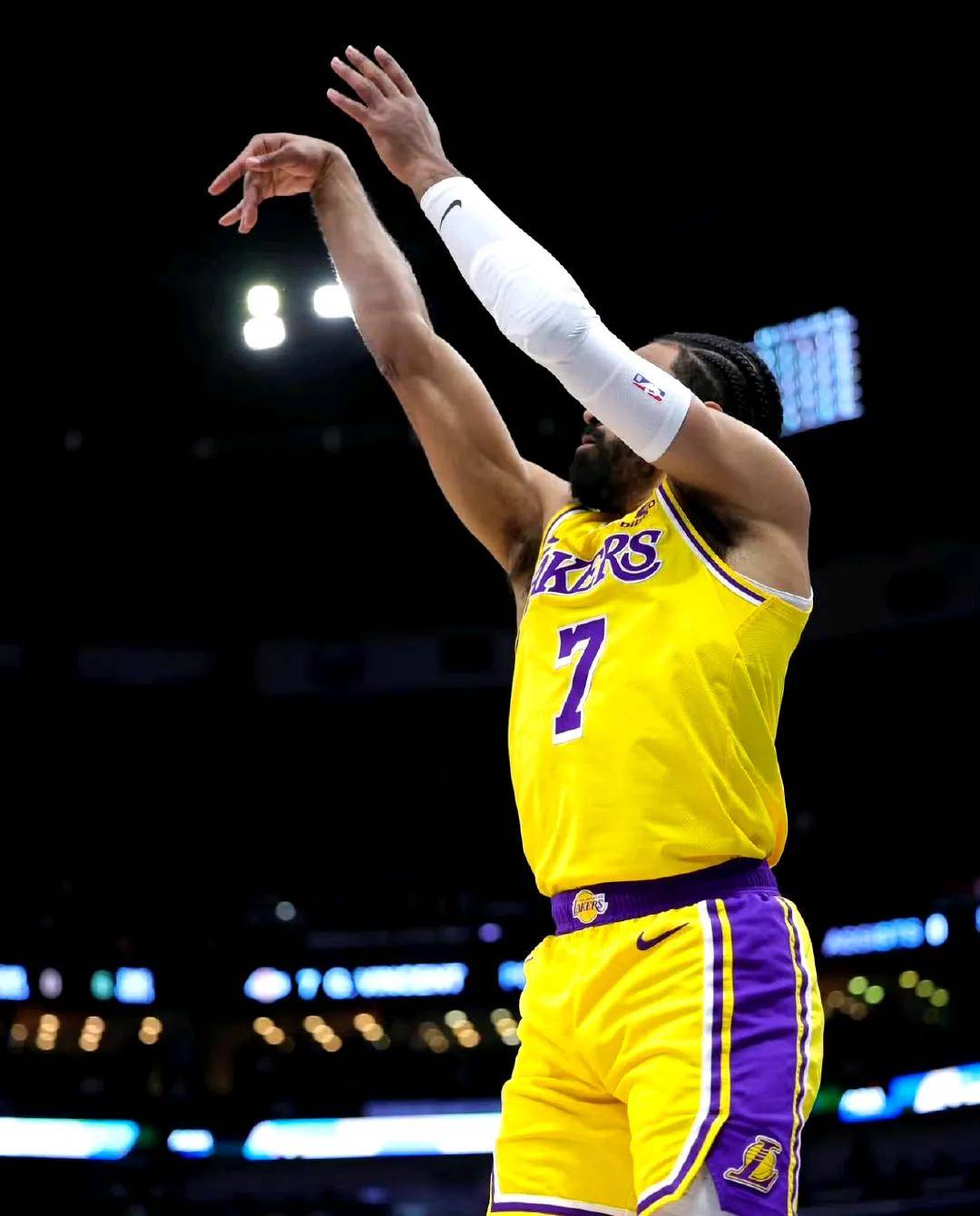 勇士险胜掘金，德罗赞点燃赛场