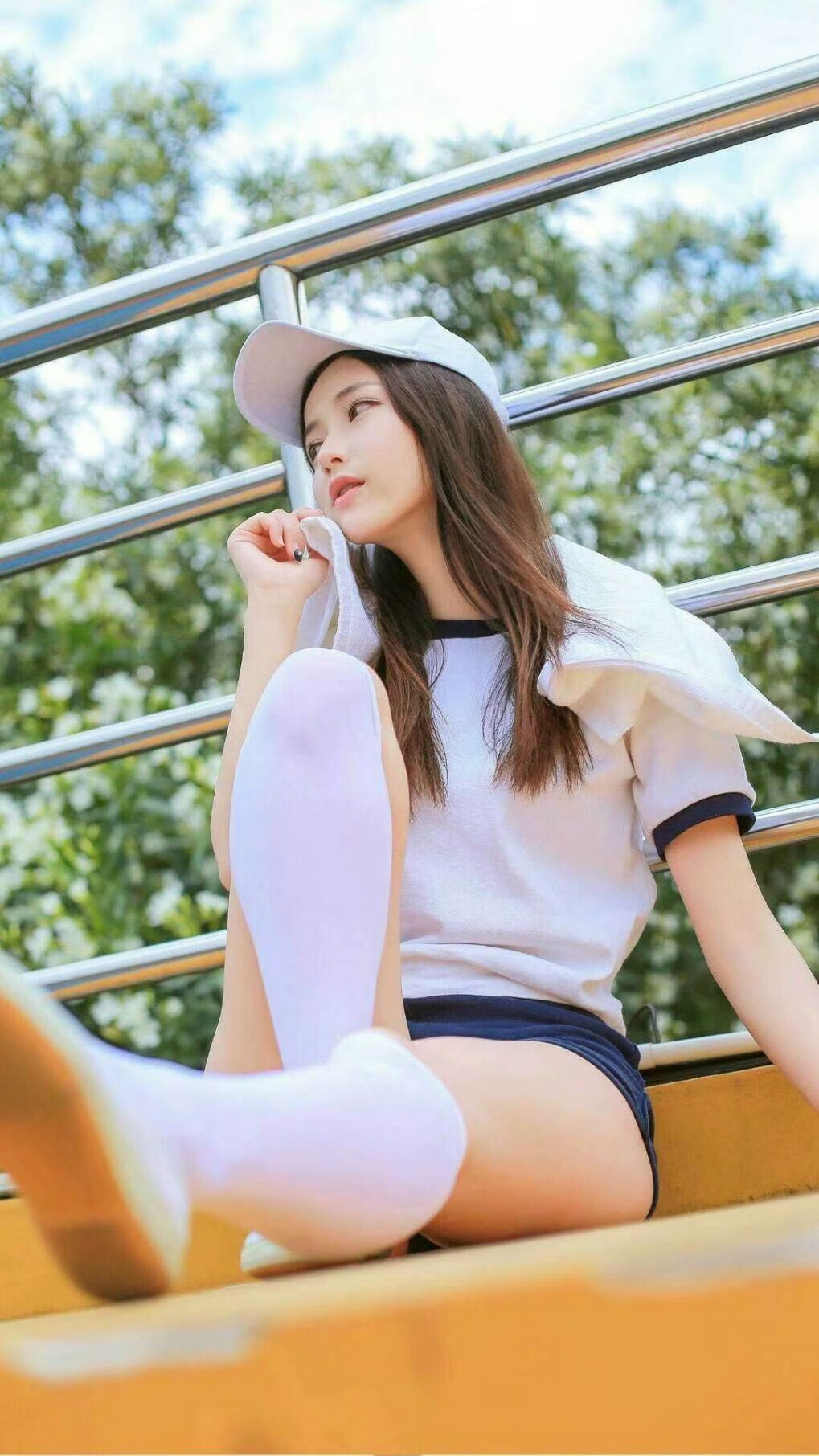 双线爆冷，当F1街头对决遇上曼联的紫百合奇迹—一场速度与激情的平行叙事