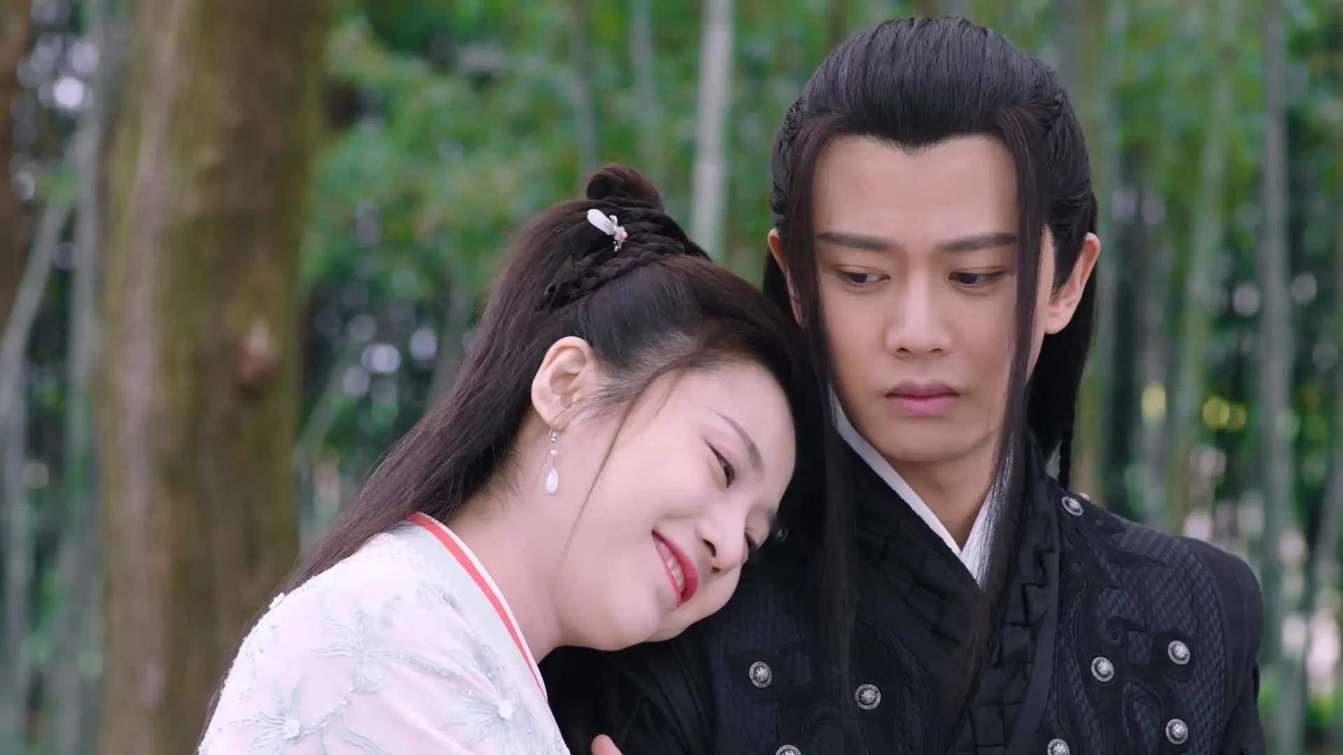 双线爆冷，当F1街头对决遇上曼联的紫百合奇迹—一场速度与激情的平行叙事